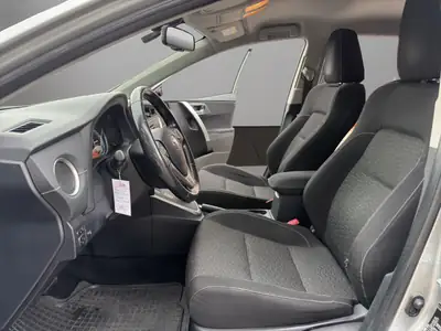Toyota Auris 1.8 HSD Hybrid — Économie d'essence et faible kilométrage — Miniature 9