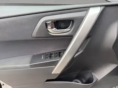 Toyota Auris 1.8 HSD Hybrid — Économie d'essence et faible kilométrage — Miniature 12
