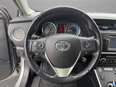 Toyota Auris 1.8 HSD Hybrid — Économie d'essence et faible kilométrage — Miniature 10