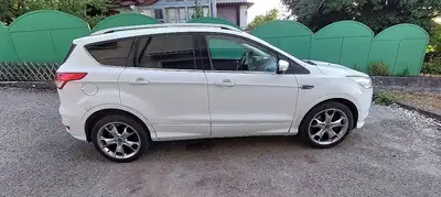 Ford Kuga 2.0 TDCi Titanium 4x4 — SUV robuste, motorisation diesel performante — vista posteriore