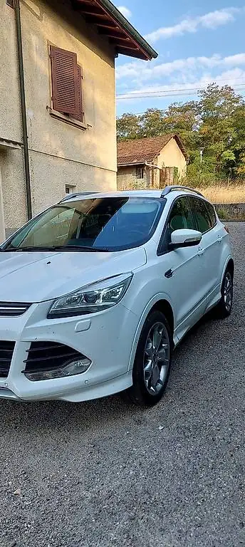 Ford Kuga 2.0 TDCi Titanium 4x4 — SUV robuste, motorisation diesel performante — vista esterna