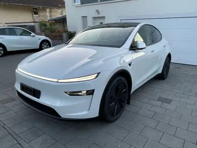 Tesla Model Y Long Range Dual Motor — SUV électrique performant, 28 000 km seulement — vista esterna