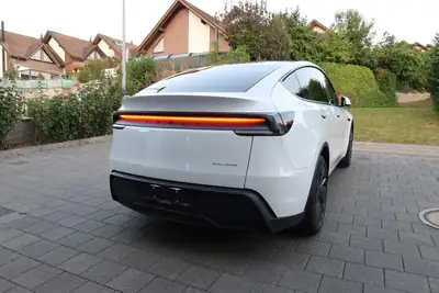 Tesla Model Y Long Range Dual Motor — SUV électrique performant, 28 000 km seulement — vista posteriore
