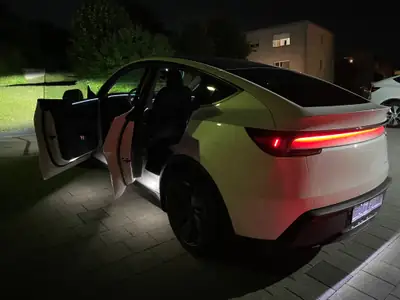 Tesla Model Y Long Range Dual Motor — SUV électrique performant, 28 000 km seulement — dettaglio