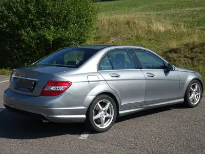 Mercedes-Benz C 350 V6 4MATIC Avantgarde — Berline sportive allemande, sans accident — Heckansicht