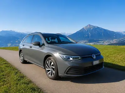 VW Golf Variant 2.0 TDI DSG — Monospace familial économe, 125'000 km — exterior view