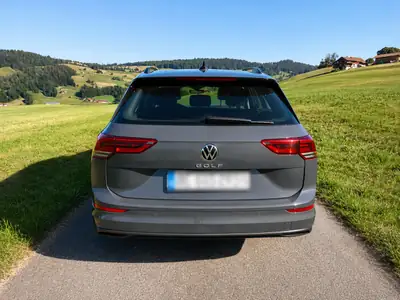 VW Golf Variant 2.0 TDI DSG — Monospace familial économe, 125'000 km — rear view