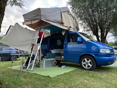 VW T4 2.5 TDI — Le van polyvalent pour famille et aventure en camping — fianco