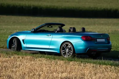 BMW 435d xDrive Cabrio M Sport — Décapotable diesel performante, teinte exclusive Snapper Rocks Blue — rear view
