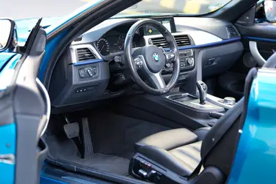 BMW 435d xDrive Cabrio M Sport — Décapotable diesel performante, teinte exclusive Snapper Rocks Blue — Thumbnail 8