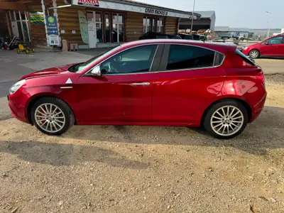 Alfa Romeo Giulietta 1750 TBi Quadrifoglio Verde — Sportive italienne authentique, 235 ch dynamiques — intérieur