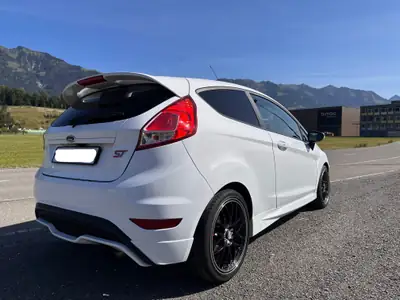 Ford Fiesta 1.6 EcoBoost ST-2 — Sportive compacte, 215 ch et révision fraîche — arrière