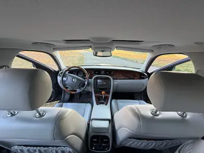 Jaguar XJ 4.2 V8 Executive — Berline de prestige, 298 ch et finition luxe — côté