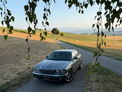 Jaguar XJ 4.2 V8 Executive — Berline de prestige, 298 ch et finition luxe — arrière