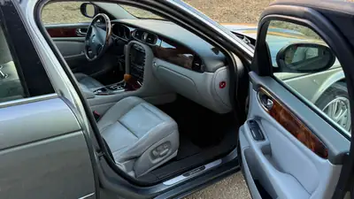 Jaguar XJ 4.2 V8 Executive — Berline de prestige, 298 ch et finition luxe — intérieur