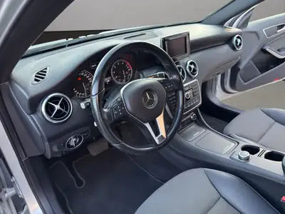 Mercedes-Benz Classe A 180 Style — Berline compacte élégante, navigation et sièges chauffants — Miniature 10