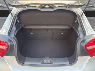 Mercedes-Benz Classe A 180 Style — Berline compacte élégante, navigation et sièges chauffants — Miniature 19