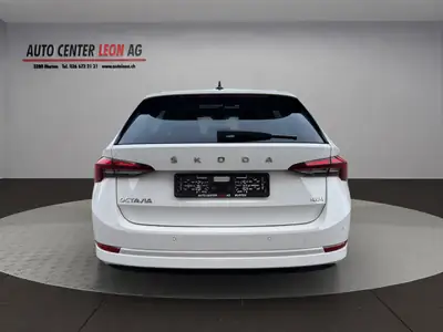 Skoda Octavia Combi 2.0 TDI DSG 4x4 — Break robuste, transmission auto, tout-terrain inclus — tableau de bord