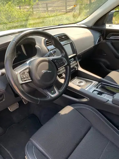 Jaguar F-PACE 2.0 T 250 R-Sport AWD — SUV premium, entretien impeccable, sans sinistre — interni