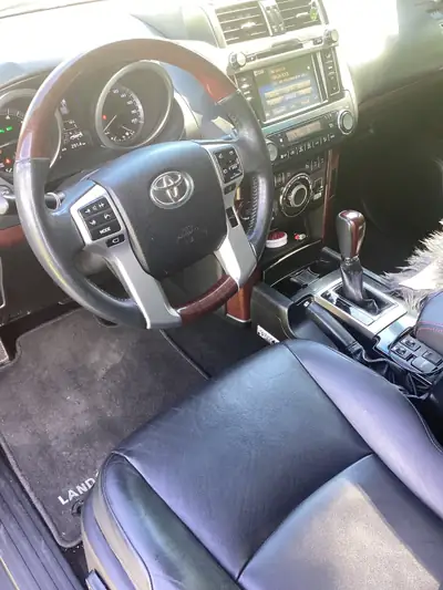 Toyota Land Cruiser 4.0 V6 Linea Sol Premium — Légende SUV 7 places, fiable et puissante — cruscotto