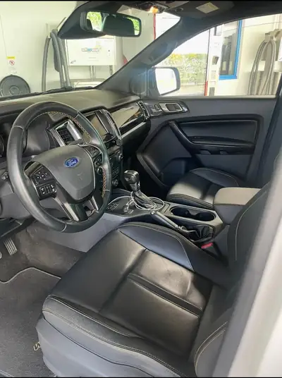Ford Ranger 2.0 EcoBlue 4x4 Wildtrak — Pickup robuste, 120'000 km, motorisation efficace — Innenraum