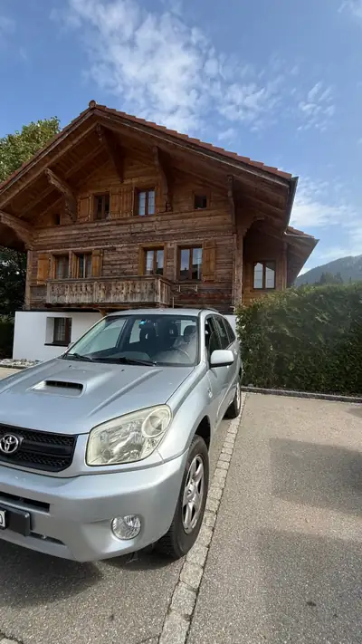 Toyota RAV-4 2004 — SUV robuste diesel, 112'000 km, sans sinistre — exterior view