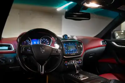Maserati Ghibli 3.0 V6 S Q4 — Berline sportive italiana, 410 ch et traction intégrale — Miniature 9