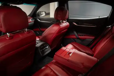 Maserati Ghibli 3.0 V6 S Q4 — Berline sportive italiana, 410 ch et traction intégrale — Miniature 10