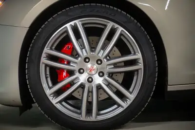 Maserati Ghibli 3.0 V6 S Q4 — Berline sportive italiana, 410 ch et traction intégrale — Miniature 15