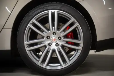 Maserati Ghibli 3.0 V6 S Q4 — Berline sportive italiana, 410 ch et traction intégrale — Miniature 16