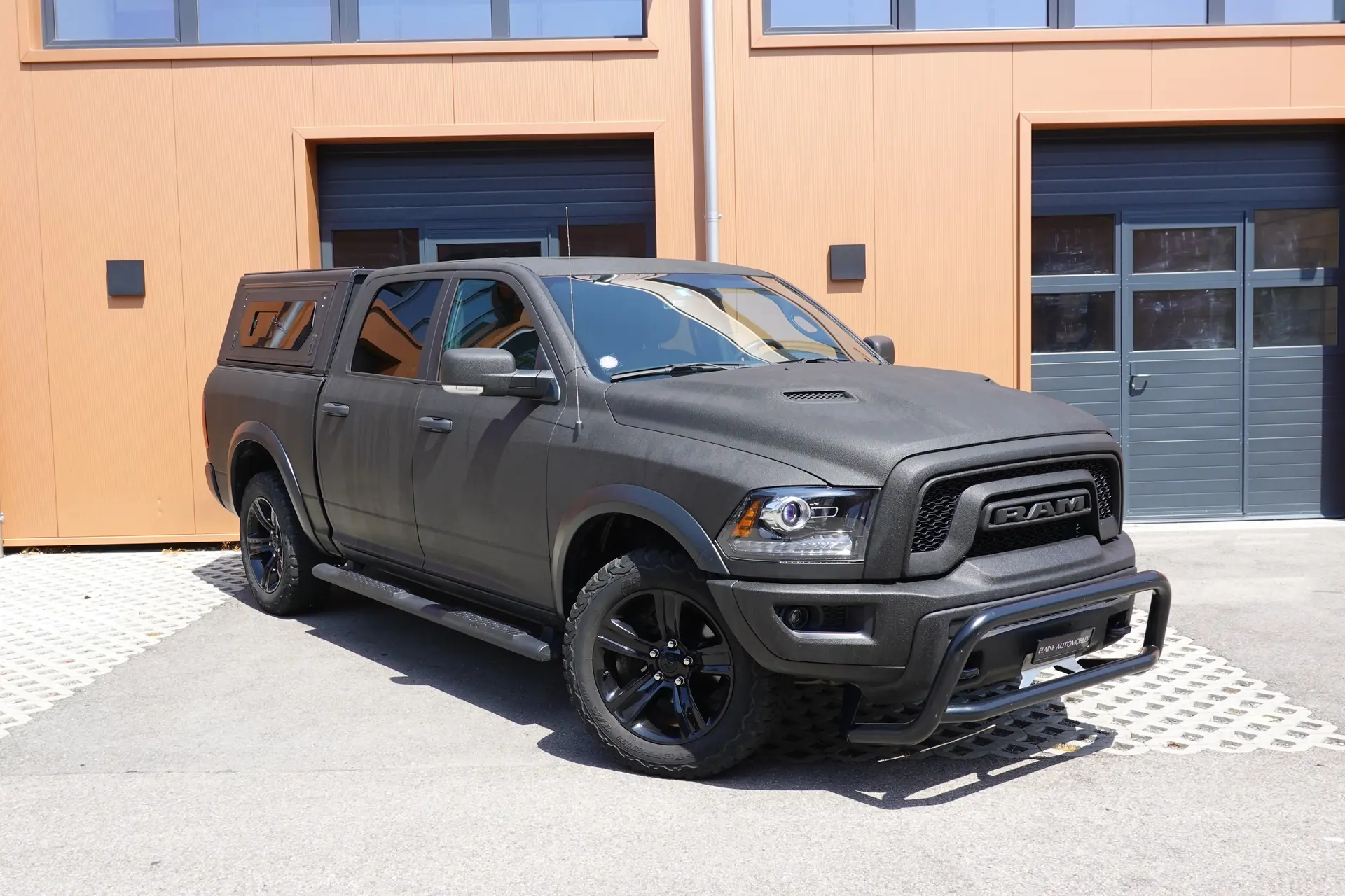 Dodge Ram 1500 — Pickup musclé 400 ch, Peinture Raptor, faible kilométrage