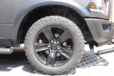 Dodge Ram 1500 — Pickup musclé 400 ch, Peinture Raptor, faible kilométrage — tableau de bord