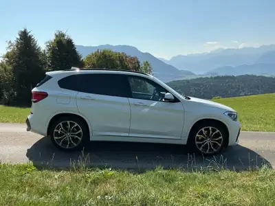 BMW X1 xDrive 25i M Sport — SUV compact performant, 114 500 km, finition sportive — vista posteriore