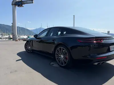 Porsche Panamera 4.0 V8 Turbo — Berline sport 549 ch, 81'000 km seulement — vista posteriore