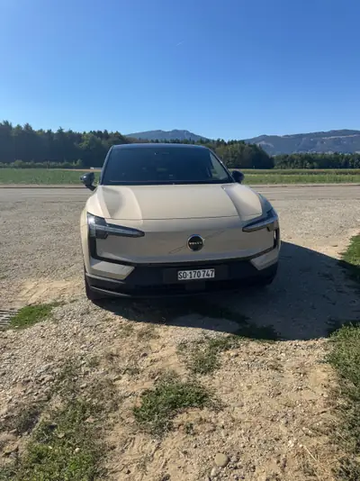 Volvo EX 30 Twin Ultra Performance AWD 2025 — SUV électrique compact, 428 ch et très faible kilométrage — side view