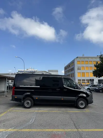 Mercedes-Benz Sprinter 319 CDI Pro — Utilitaire polyvalent 190 ch, charge maximale, faible kilométrage — côté