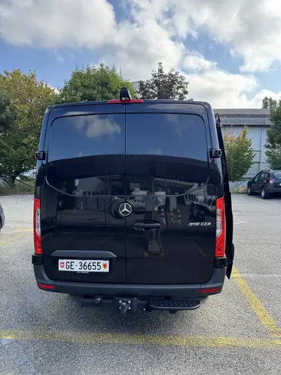 Mercedes-Benz Sprinter 319 CDI Pro — Utilitaire polyvalent 190 ch, charge maximale, faible kilométrage — intérieur