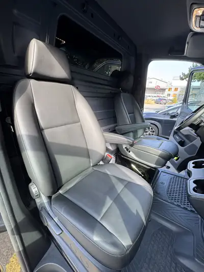 Mercedes-Benz Sprinter 319 CDI Pro — Utilitaire polyvalent 190 ch, charge maximale, faible kilométrage — Miniature 10