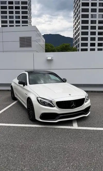 Mercedes-Benz C 63 S AMG — Coupé haute performance, 510 ch et design blanc glacial — vista esterna