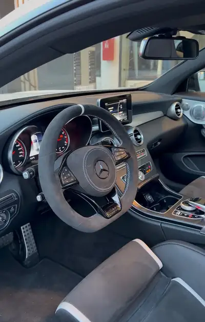 Mercedes-Benz C 63 S AMG — Coupé haute performance, 510 ch et design blanc glacial — vista posteriore
