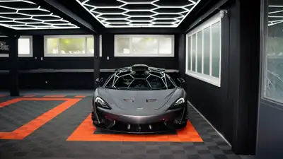 McLaren 620R — Édition limitée 1/225, 620 ch de pure performance — Heckansicht