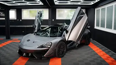 McLaren 620R — Édition limitée 1/225, 620 ch de pure performance — Seitenansicht