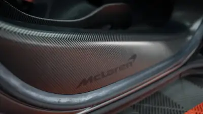 McLaren 620R — Édition limitée 1/225, 620 ch de pure performance — Miniatur 15