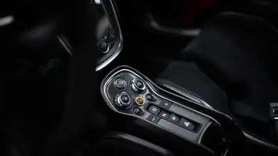 McLaren 620R — Édition limitée 1/225, 620 ch de pure performance — Miniatur 13