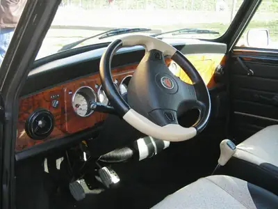 MINI Cooper 1.3i — Légendaire britannique des années 90, essence économique — Heckansicht