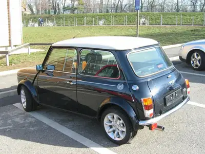 MINI Cooper 1.3i — Légendaire britannique des années 90, essence économique — Seitenansicht