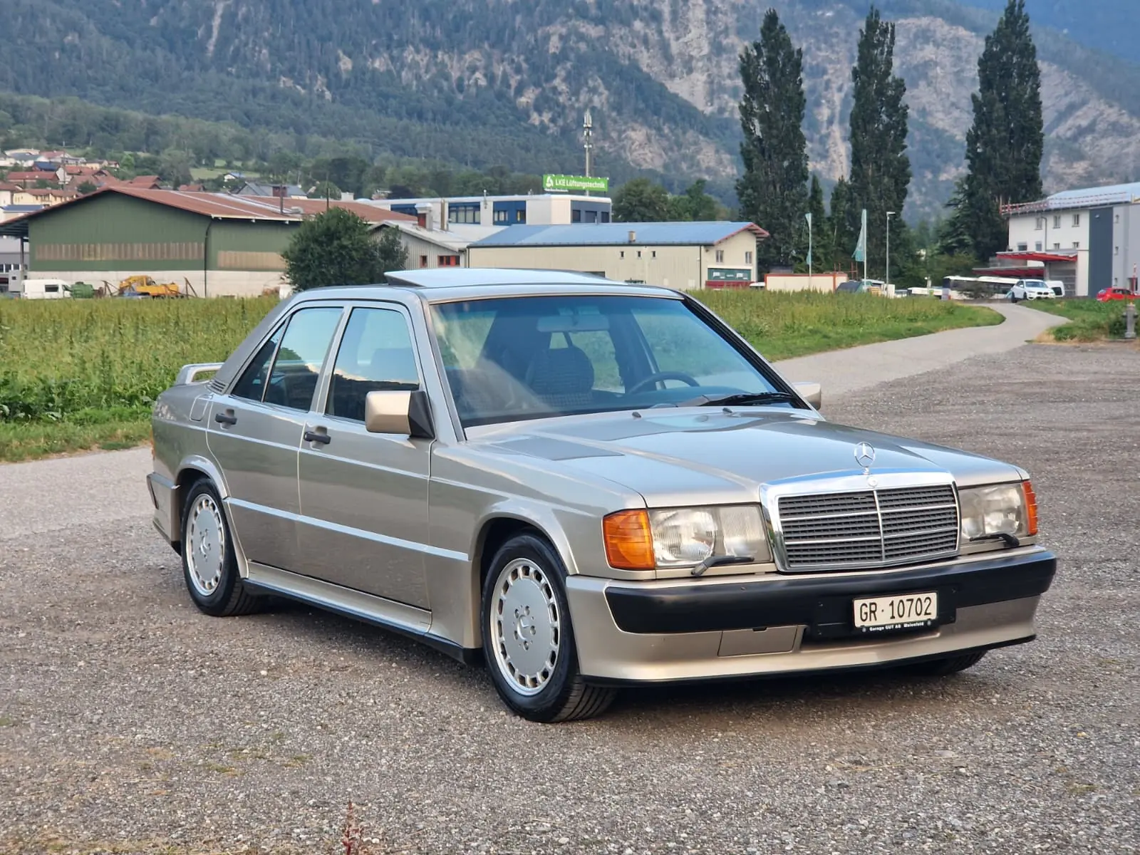 Mercedes-Benz 190 E 2.5-16 — Berline sportive des années 90, moteur atmosphérique 195 ch