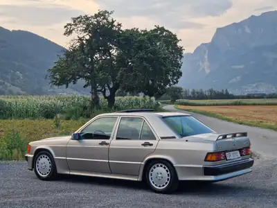 Mercedes-Benz 190 E 2.5-16 — Berline sportive des années 90, moteur atmosphérique 195 ch — Heckansicht