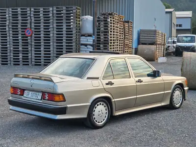 Mercedes-Benz 190 E 2.5-16 — Berline sportive des années 90, moteur atmosphérique 195 ch — Seitenansicht