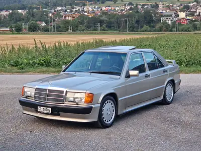 Mercedes-Benz 190 E 2.5-16 — Berline sportive des années 90, moteur atmosphérique 195 ch — Innenraum